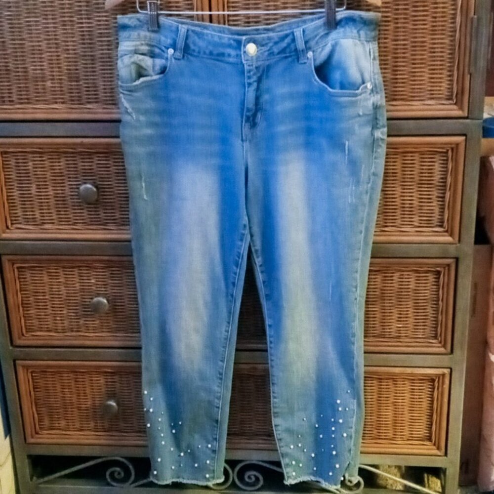 SOLD!!! - Maurices Blue Denim Capris w/Pearl & Silver Accents Women's Frayed Hem - Picture 2 of 16